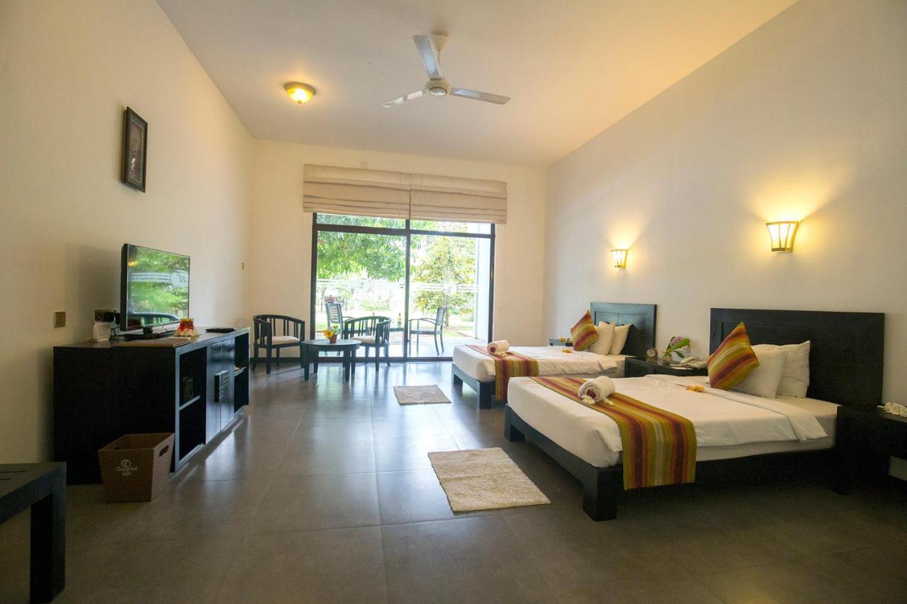 Grand Tamarind Lake Kataragama Exterior photo