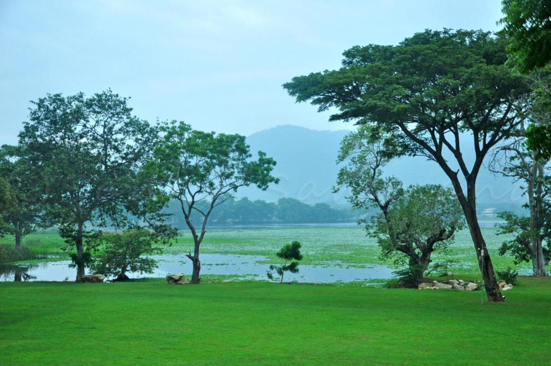Grand Tamarind Lake Kataragama Exterior photo
